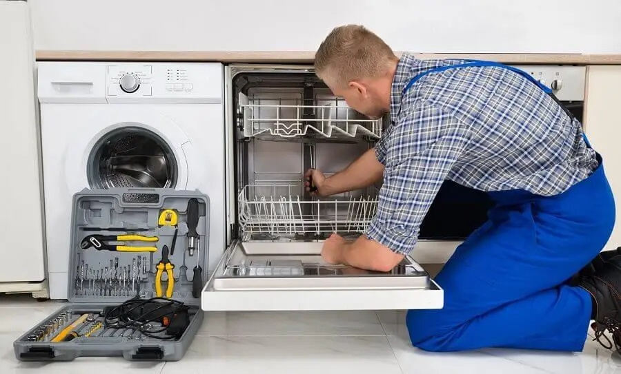 Karpuzlu Daikin servisi teknisyen ekibi beyaz eşya tamiri yaparken